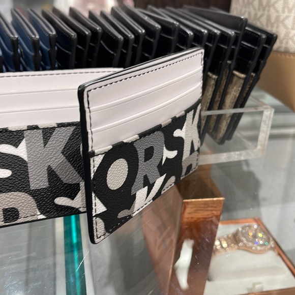 MICHAEL KORS MENS
Cooper Graphic Logo Tall Card Case
36S3LCOD2U
Black Multi NWT - Picture 3 of 16